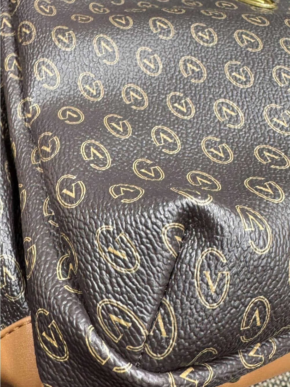 Elegant Gianni Valentino Bag with Gold Accent - Picture 2 of 5